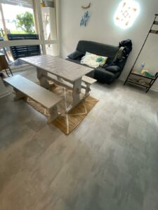 Rénover un sole en PVC - Pose d'un nouveau sol en PVC salon cuisine appartement