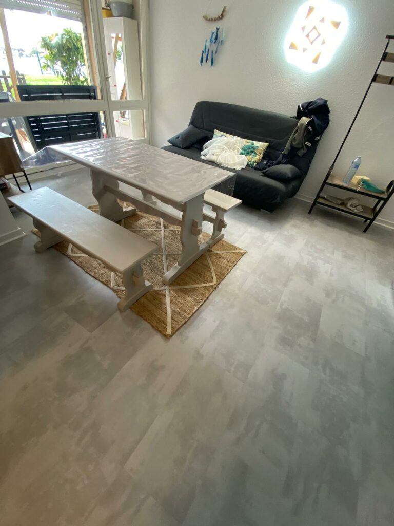 Rénover un sole en PVC - Pose d'un nouveau sol en PVC salon cuisine appartement