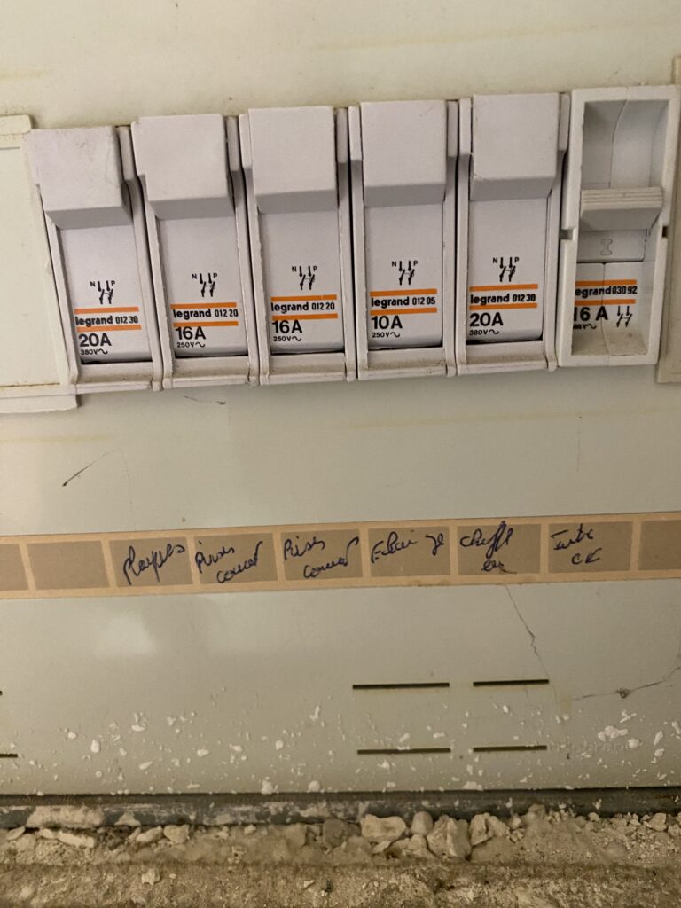 Remise aux norme d'un tableau électrique : avant